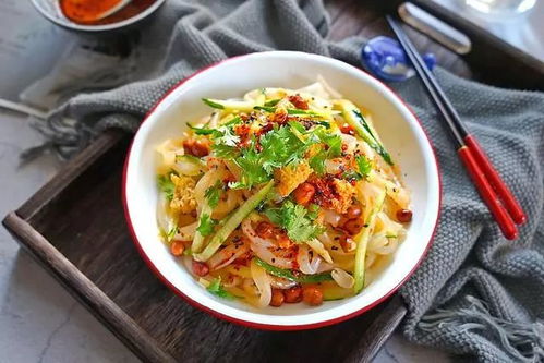 賣涼皮小姐姐,教我拌涼皮,絕對(duì)比放醋和香油做法更好吃