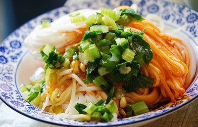 &ldquo;食溯長(zhǎng)安&rdquo;西安首屆涼皮美食節(jié)開(kāi)幕,看涼皮江湖,誰(shuí)與爭(zhēng)鋒